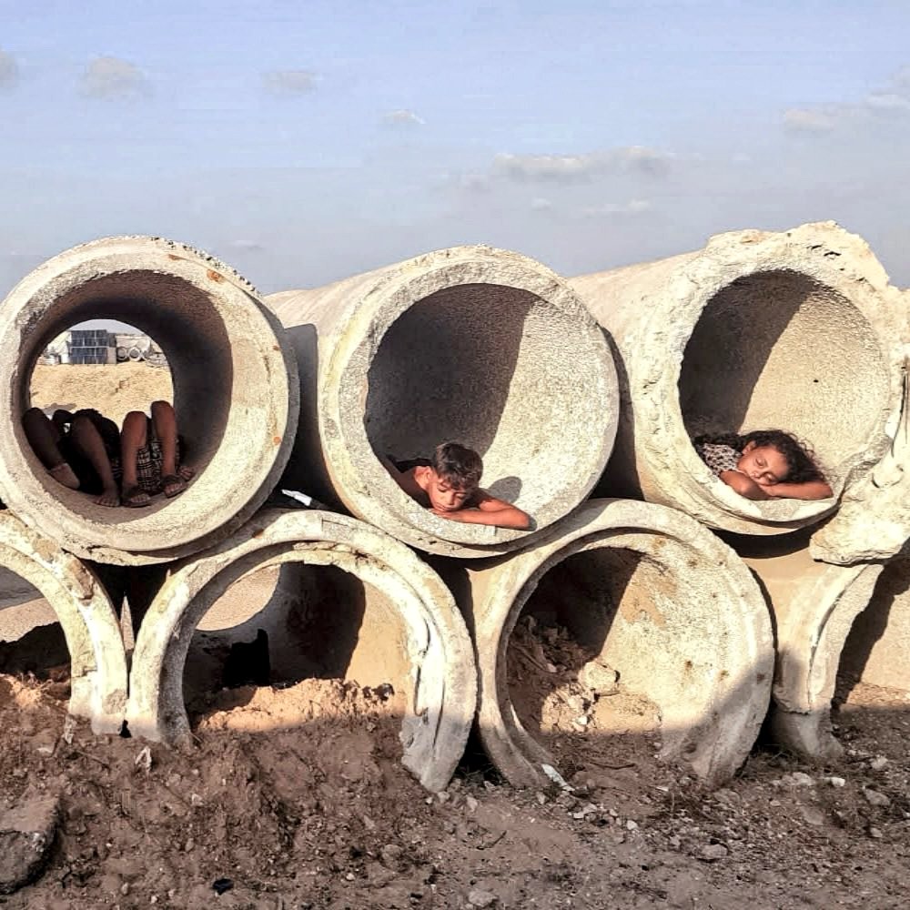 aapayes's tweet photo. En Gaza, los niños y niñas huyen del calor de las tiendas de campaña hacia tuberías de hormigón en desuso, donde encuentran sombra temporal en lugar de refugio.

#CIJ_ICJ 🇵🇸🌎⚖️ https://t.co/GY9Alut6Vf