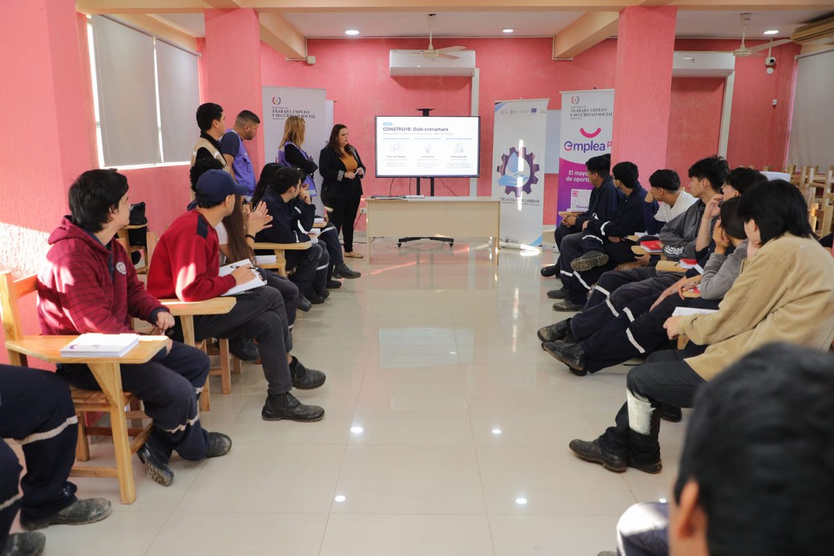 MTESS_PY's tweet photo. #EmpleaPy| Técnicos de la Dirección General de Empleo desarrollaron una jornada de orientación e intermediación laboral con estudiantes de la Escuela Taller de Lambaré, a fin de mejorar sus posibilidades de inserción en el mercado de trabajo.
Durante la actividad, los alumnos realizaron su perfilamiento ocupacional, fueron registrados en la plataforma EmpleaPy y participaron de evaluaciones psicolaborales que permitirán identificar mejor sus competencias y potencialidades.
Además, recibieron información sobre vacancias laborales vigentes y los servicios gratuitos que ofrece el Ministerio de Trabajo para conectar a las personas con oportunidades de empleo formal.
Participaron estudiantes de las especialidades de Electricidad, Herrería, Carpintería, Plomería, Jardinería y Albañilería.