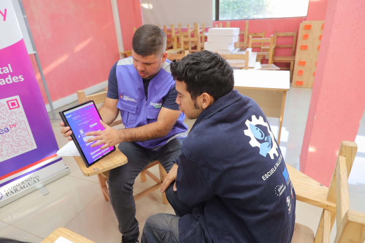 MTESS_PY's tweet photo. #EmpleaPy| Técnicos de la Dirección General de Empleo desarrollaron una jornada de orientación e intermediación laboral con estudiantes de la Escuela Taller de Lambaré, a fin de mejorar sus posibilidades de inserción en el mercado de trabajo.
Durante la actividad, los alumnos realizaron su perfilamiento ocupacional, fueron registrados en la plataforma EmpleaPy y participaron de evaluaciones psicolaborales que permitirán identificar mejor sus competencias y potencialidades.
Además, recibieron información sobre vacancias laborales vigentes y los servicios gratuitos que ofrece el Ministerio de Trabajo para conectar a las personas con oportunidades de empleo formal.
Participaron estudiantes de las especialidades de Electricidad, Herrería, Carpintería, Plomería, Jardinería y Albañilería.