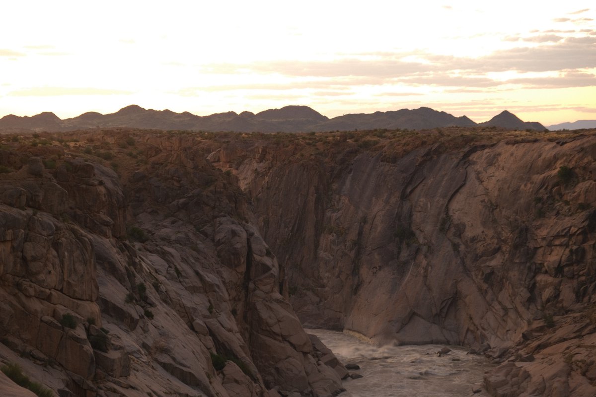 CBG_UofG's tweet photo. The Orange River shapes the Augrabies Falls, plunging 56m into the gorge. “Augrabies” comes from the Khoi word Aukoerebis, meaning “place of great noise”. The striking contrast between powerful rivers and arid terrain makes it an intriguing site for the CBG SANParksMalaiseProject https://t.co/iEl3ivGOZO