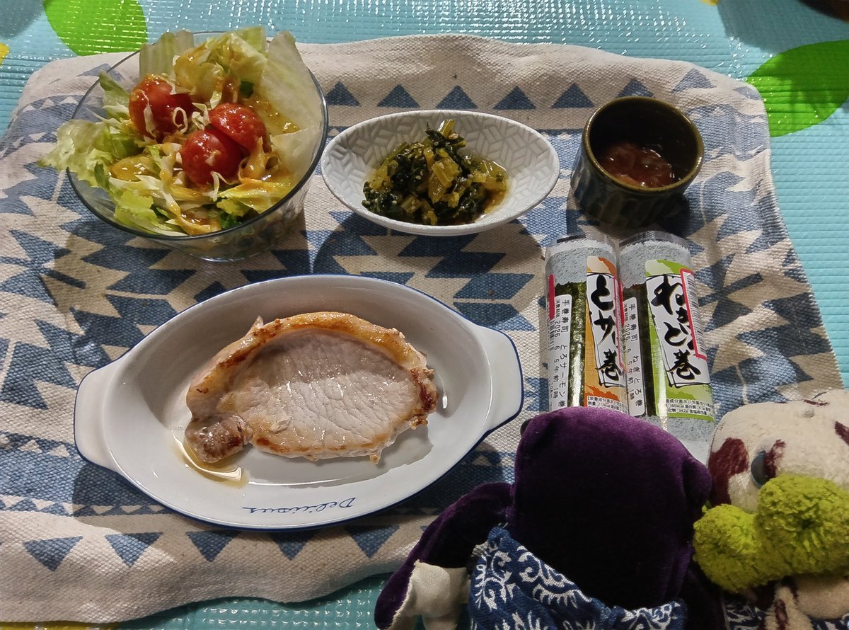 kerokkunz's tweet photo. 今から今日の晩御飯
🐸
サラダ
セロリ炒め
まぐろ酒盗ソロ活動
トンテキ
海苔巻
🐸
なんか疲れすぎててけとー https://t.co/hQbwNu2guZ