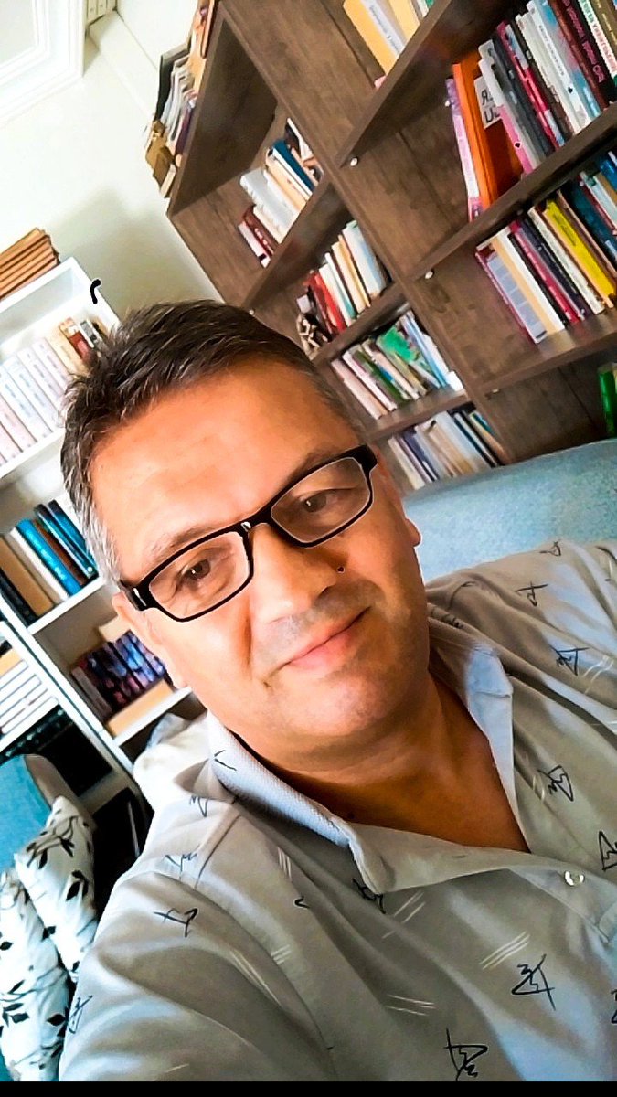 DeliBal27353145's tweet photo. Rusya’da, Ukrayna’da buğdayın tonu 8.905 TL, 10.300 TL.Dünyanın en eski tahıl borsası olan Chicago’da buğdayın fiyatı 9.182 TL.

Gel Türkiye’ye… Tonu 16.500 TL.

Yani bizim buğday, Rusya’nın da Ukrayna’nın da neredeyse iki katı.

Şimdi soruyorum: Bu durumdan memnun olan bir tane çiftçi görebilecek misin?

Türkiye’de buğday dediğin ürünün; ekimi, dikimi, hasadı… Toplasan 3-5 gün iş.Ama çiftçiye sor, başlar anlatmaya: mazot pahalı, gübre pahalı, işçilik pahalı… der de der.

İyi de kardeşim, bir tanesi çıkıp da “Allah bin bereket versin, devletimiz var olsun” demez mi?Yok.

Ama aynı çiftçiyi dönüp görürsün, “Türkiye’de ekmek pahalı” diye hükümeti şikâyet eder.Vallahi de eder, billahi de eder.

Ben de çiftçiyim https://t.co/j5faSbqnlo kazandım, çok kazandım… Ama hiçbir zaman kimseyi suçlamadım.

Kimse gelip bizim kafamıza silah dayamıyor:“Şunu ekeceksin, bunu ekeceksin” diye.

Kimse de elimizden malımızı zorla almıyor.

O yüzden biraz da dönüp aynaya bakmak lazım.