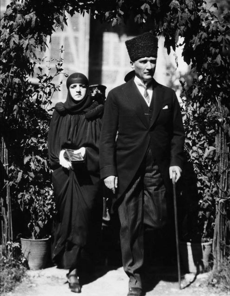 malikejder's tweet photo. Her konuda Gazi Mustafa Kemal Atatürk'ün izindeyiz diyenlere hatırlatma:

Mustafa Kemal Atatürk'ün İsviçre'den örnek aldığı 1926 medeni kanununa göre:

🔺Sadece kusursuz (kabahatsız) eş nafaka talep edebilirdi.

🔺Süre sadece 1 yıl ile sınırlıydı. Süresiz nafaka yoktu!

🔺Evin reisi erkekti

🔺Zina yasası vardı

🔺Kadın çalışmak için kocasından izin almak zorundaydı.

Atatürk yaşarken bu kanunlar geçerliydi. Hayatını kaybettikten sonra kanunlar değiştirildi.