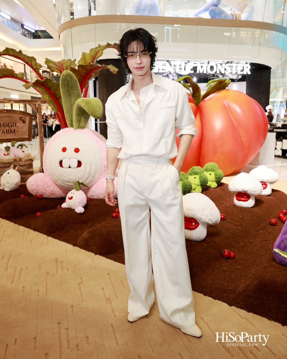 hisoparty's tweet photo. ‘วิน เมธวิน’ พาชมโลกแห่งจินตนาการในงานเปิดตัว ‘VEGGIE COLLECTION 2026’ จาก GENTLE MONSTER แว่นตาพับได้ดีไซน์สุดล้ำแรงบันดาลใจจากผักนานาชนิด 🥦🕶️ สัมผัสความแฟนตาซีได้แล้วที่ป๊อปอัพ ณ ICONSIAM

ชมภาพเพิ่มเติมได้ที่ 
HiSoPartyOfficial
Website และ Magazine

#WinxGentleMonsterICONSIAM 
#GENTLEMONSTER 
#winmetawin 
#HiSoParty