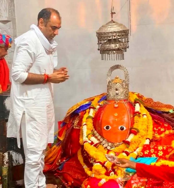 AmbavatiyaAnkit's tweet photo. मालवांचल के गौरव और हमारे सिर के ताज, खिलचीपुर महाराज "श्री प्रियव्रत सिंह जी" 🚩
जय माता दी 🙏
@iPriyavratSingh https://t.co/AyWz4LbCjh