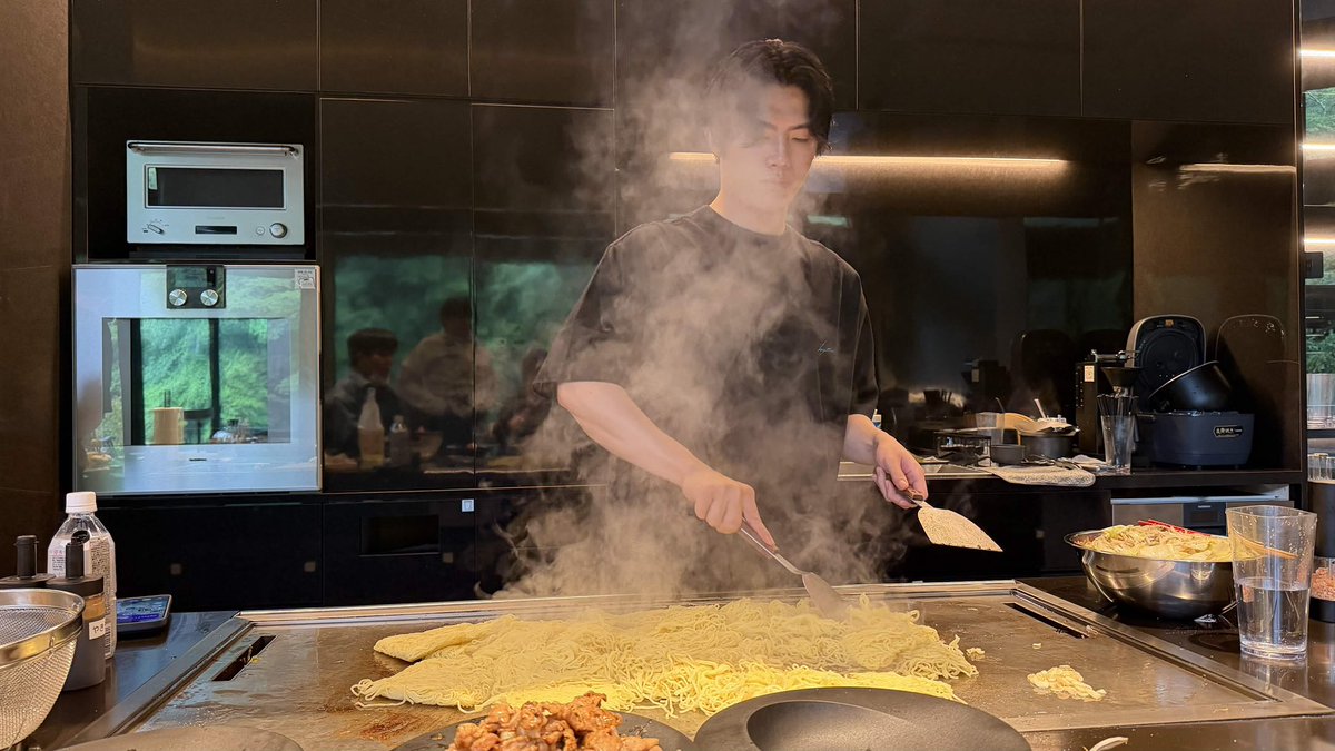 koki_komai's tweet photo. でけぇ鉄板で飯作るの楽しかった。 https://t.co/WZWfNMehF3