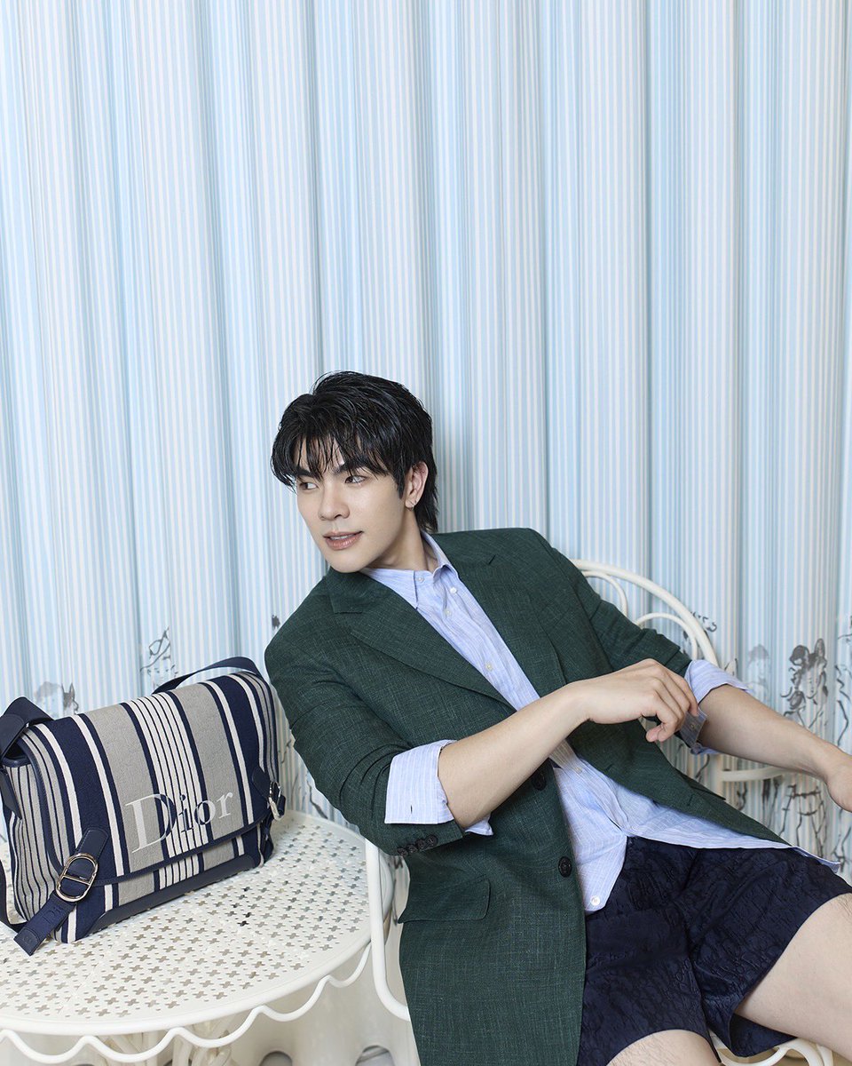 ELLEThailand's tweet photo. หล่อแบบร้อยคะแนนเต็ม! เปิดภาพของมาย ภาคภูมิ @milephakphum ที่มาร่วมถ่ายทอดสีสันสนุกสนานกับ Dior ในคอลเล็กชั่น Dioriviera 2026 รังสรรค์โดย Jonathan Anderson ซึ่งมาพร้อมแพตเทิร์นที่น่าหลงใหล ผสานสีสันเข้ากับธรรมชาติอย่างลงตัว

#ELLEThailand
#Dioriviera
#MilePhakphum https://t.co/fjEvmuaXum