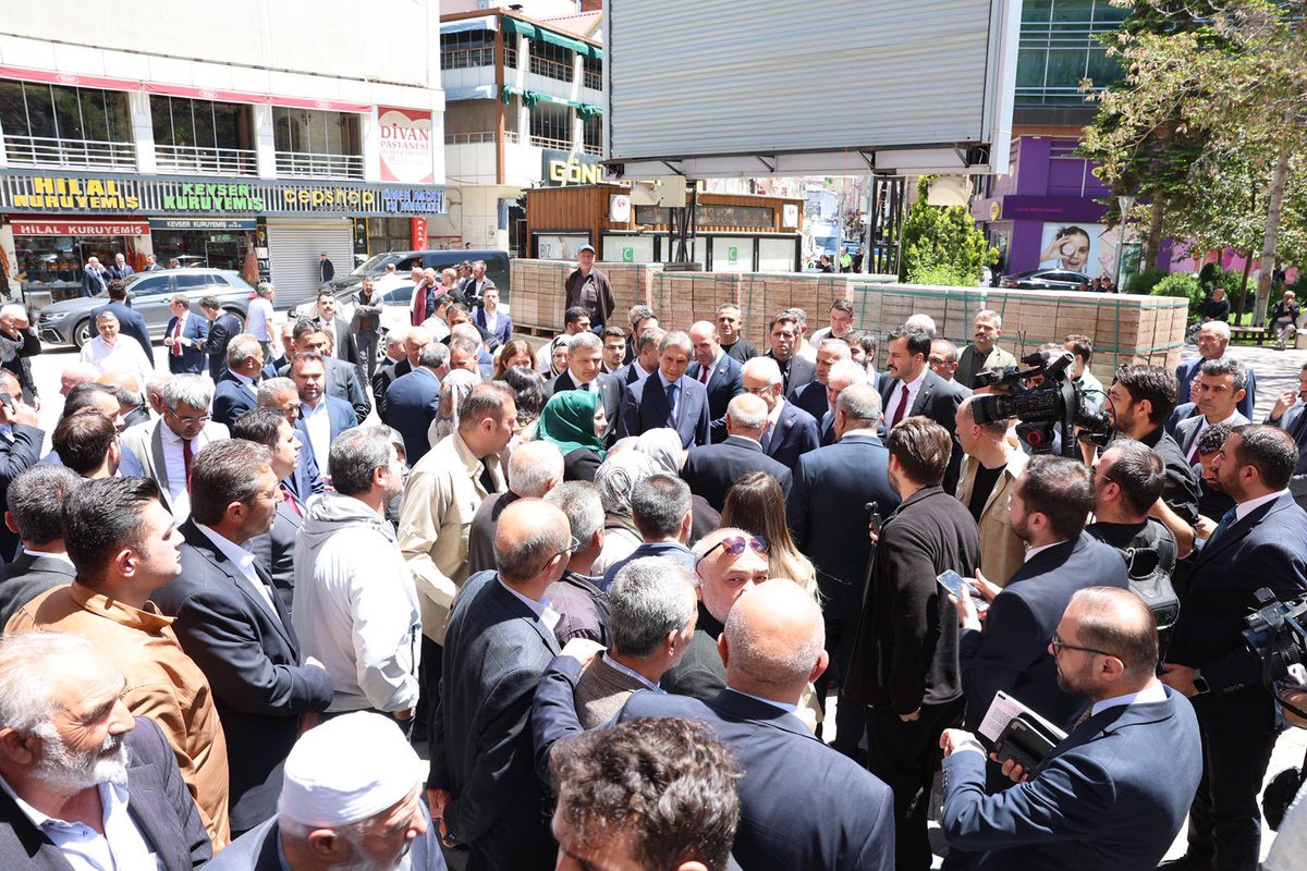 mustafademir's tweet photo. 📍 Gümüşhane

Ulaştırma ve Altyapı Bakanımız Sayın Abdulkadir Uraloğlu ile birlikte, AK Parti Gümüşhane İl Başkanlığımız tarafından düzenlenen Yerel Yönetimler Gündemli İl Danışma Meclisi Toplantısı’nda teşkilat mensuplarımızla bir araya geldik. 7 Haziran’da yapılacak olan seçimlerde Tekke Beldemizin; adayımız Kemalettin Demirkıran ve teşkilatımızın desteğiyle hizmet kervanına katılacağına dair inancımızı belirttik.

Cumhurbaşkanımız Sayın @RTErdogan’ın ortaya koyduğu şehir vizyonu ve yerel yönetim anlayışı; bugün attığımız her adımın, yürüttüğümüz her çalışmanın en güçlü referansıdır. Bu çerçevede Gümüşhane’mizin önceliklerini ve yerel yönetimlere dair değerlendirmelerimizi istişare ettik.

Sahadaki tecrübesiyle, gayretleriyle çalışmalarımıza katkı sunan teşkilatımızın her bir mensubuna teşekkür ediyorum.

@a_uraloglu
@eminerdogdu29
@celalettin_kose
@SemihaEkinci58
@aysesula
@AkPartiGhane
@Akparti
