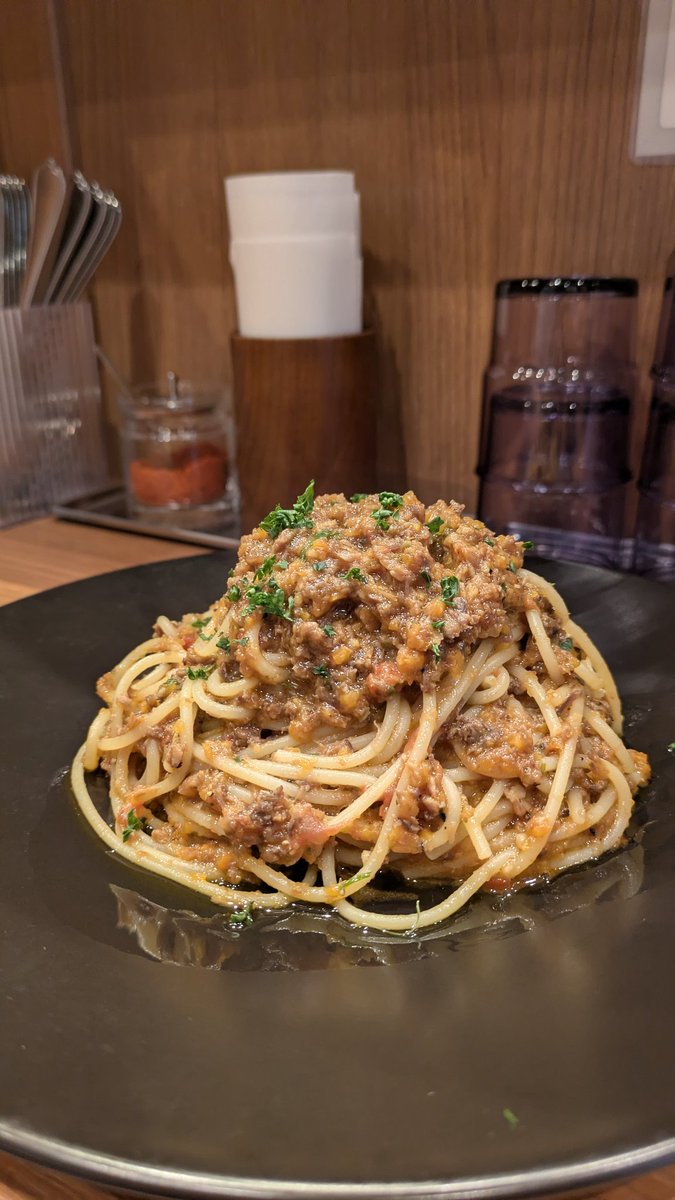 al_dente_giraud's tweet photo. こんばんは！あるでん亭🍝です！
今日から各店独自の【夏のおすすめパスタ🍝】がスタートしてますよ〜！😋

初日は皆さん、どちらに行かれましたか！？中の人は【新宿NSビル店】でマグロほほ肉ラグーソースを！

野菜の旨味も感じられるとっても美味しいソースは、最後少し残して！パンに乗せて食べ欲しい！！！
#あるでん亭新宿NSビル店
