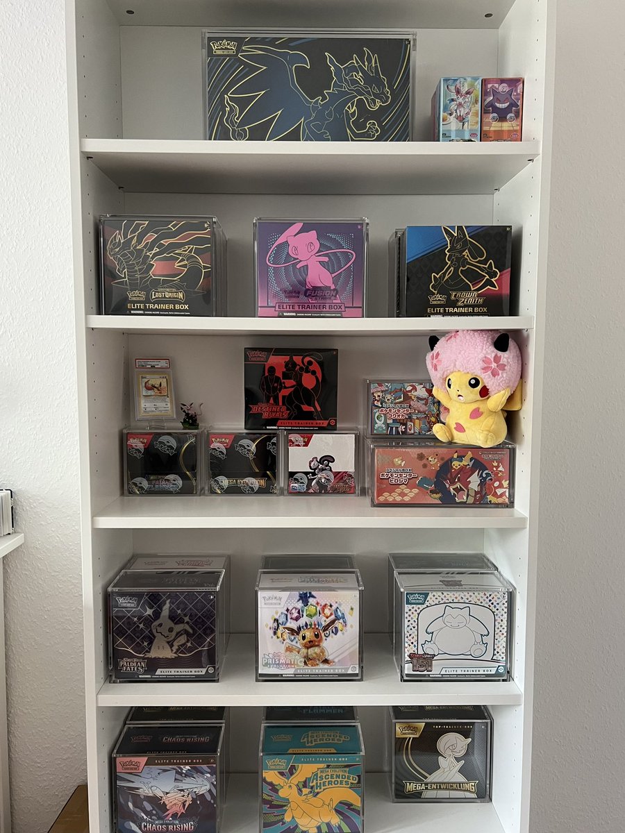 StackingValue's tweet photo. Neben $BTC und $HYPE habe ich noch ein anderes langfristiges Investment: Pokémon Sealed Products 👀
(50% Hobby 50% Investment)

Habe mir über die Jahre eine richtig schöne Sammlung aus Elite Trainer Boxes, Booster Boxes und Special Sets aufgebaut.

- Und ich öffne tatsächlich auch Packs, allerdings meistens die kleineren Produkte oder Amazon bestellungen.
