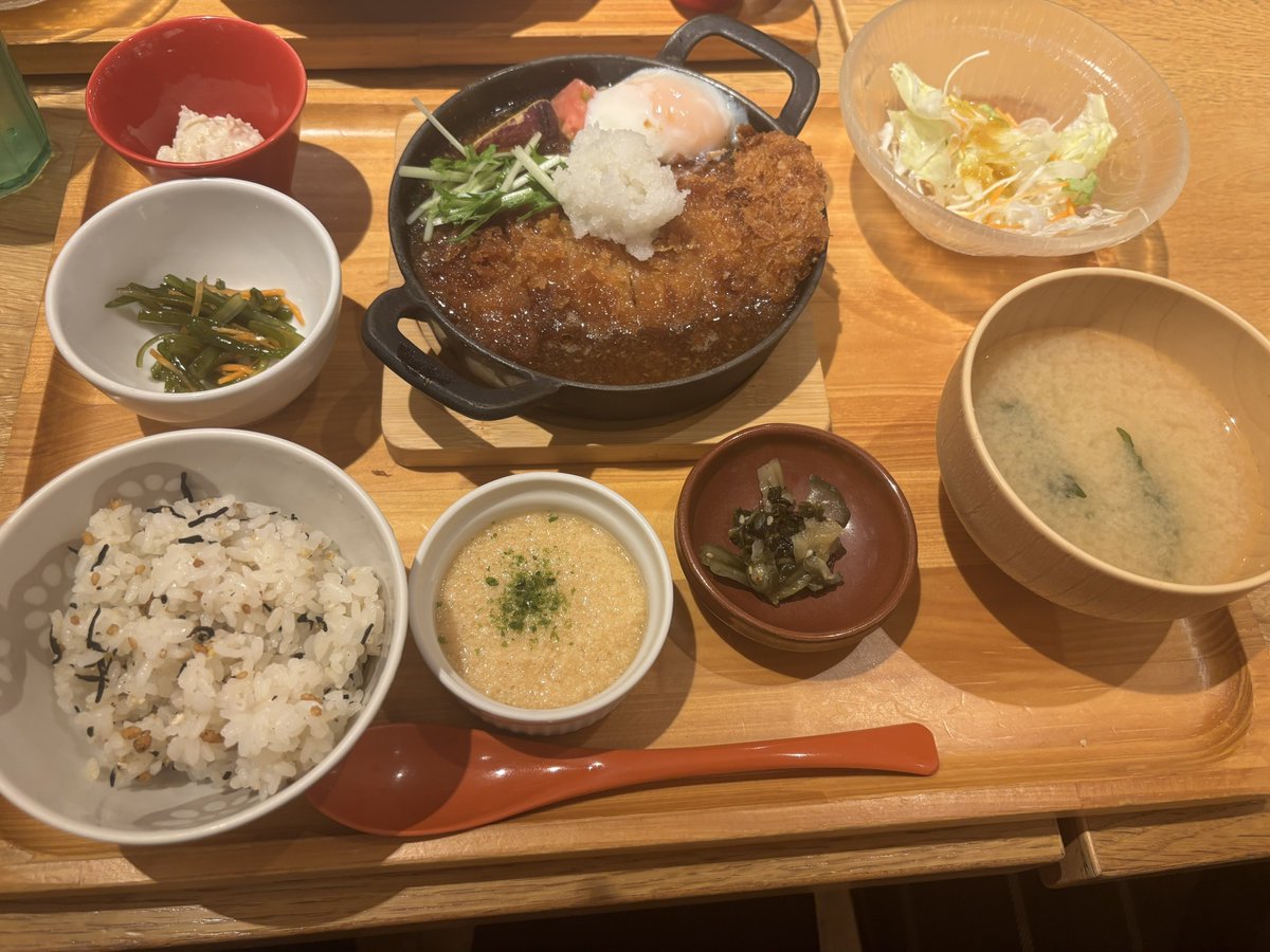 kagidras's tweet photo. ここいつも混んでたけど混んでる理由が分かったわ
本当に美味しいし、ご飯味噌汁おかわりし放題はアツい https://t.co/h9kx6U6gEK