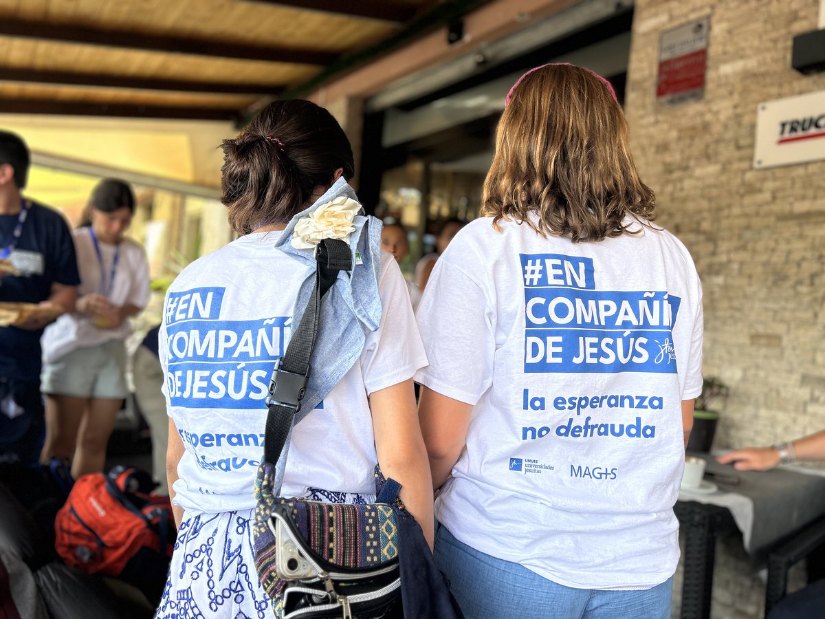 JesuitasESP's tweet photo. 🎙️Nuevo episodio especial de nuestro podcast 'Luz en las fronteras'.
¿Cómo esperan los jóvenes la visita del Papa León XIV? ¿Cómo continuará su relación con Dios más allá del evento concreto?
🎧Escucha el testimonio de 7 jóvemes ignacianos de @educsi y @magis_es 
https://t.co/j65WKds7z9