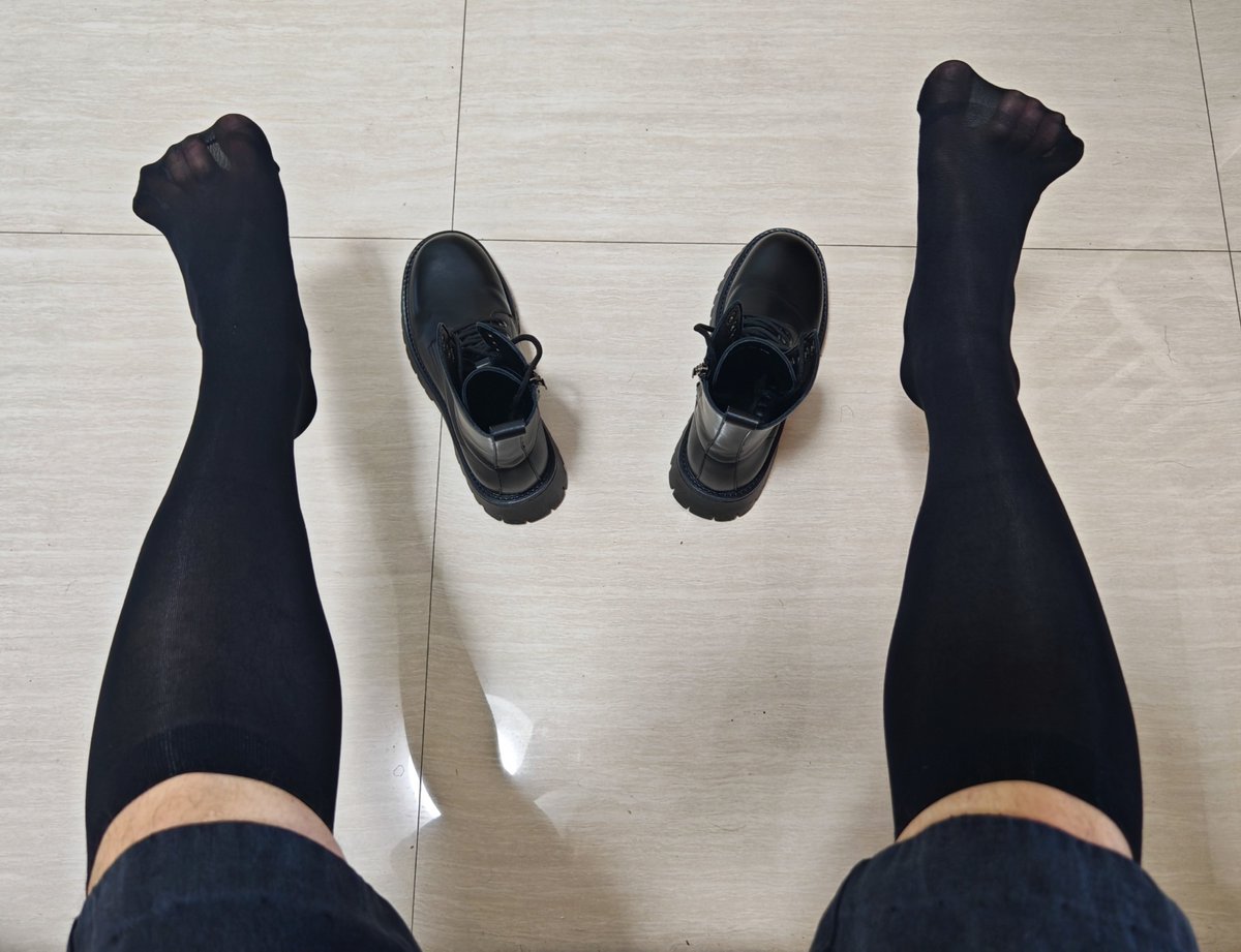 Jonx9521's tweet photo. 有想吃的没🥰
#足控 #鞋控 #靴子 #男娘 #玉足 https://t.co/aBFuGIbP4y