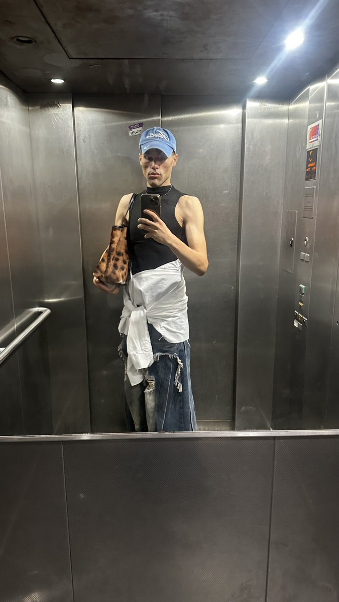leottooo's tweet photo. HEY ❤️😭 https://t.co/T1pEKJXPjk
