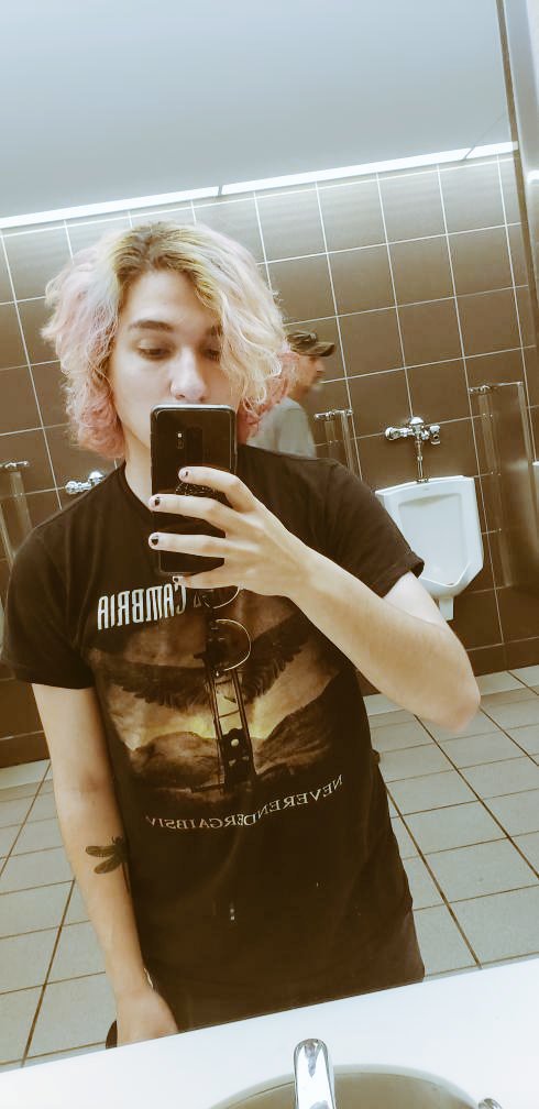 macjac2113's tweet photo. #throwbackthursday to being 22 at a rest stop in Indiana with my ex driving over 12 hours in one night to go see @TTNGuk https://t.co/IM16YphTjR