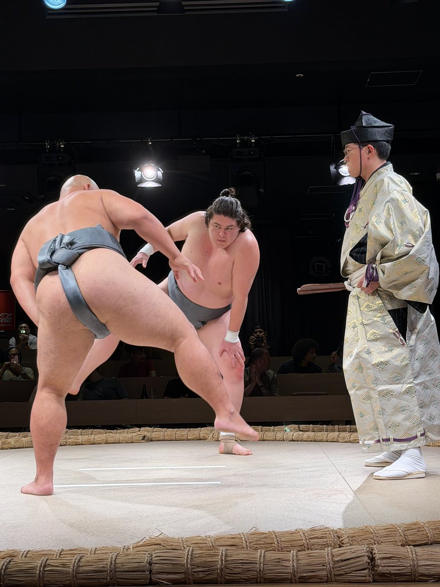 tomoe's tweet photo. ご招待でTHE SUMO LIVE RESTAURANT 日楽座 GINZA TOKYOへ。相撲と食事を楽しめる120分のライブショー。外国人旅行者で満席で盛り上がってました。相撲は開催期間も短くチケットを取るのも至難なのでこうしたオルタネィティブがあるのは良いです。外国人旅行者におすすめです。https://t.co/MexjYRzc77 https://t.co/j6BMj5r7tn