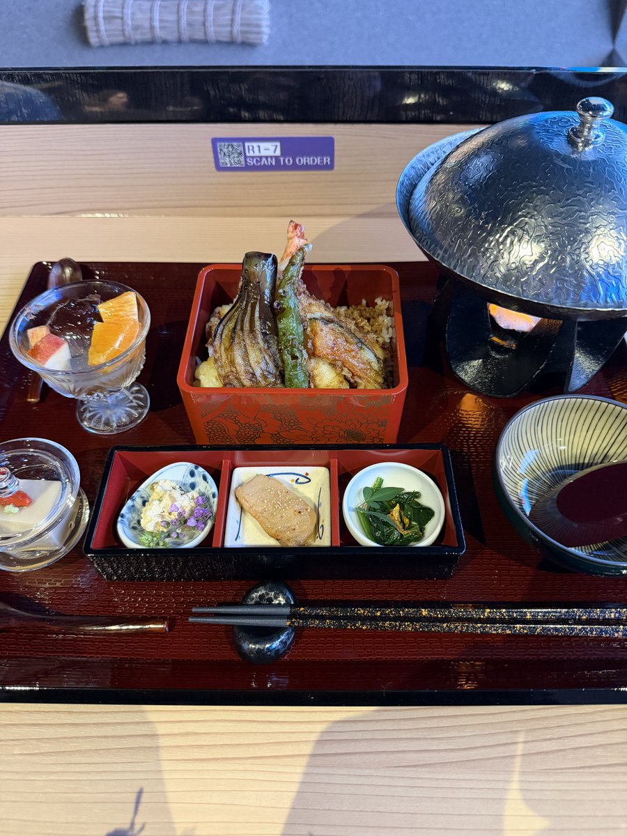tomoe's tweet photo. ご招待でTHE SUMO LIVE RESTAURANT 日楽座 GINZA TOKYOへ。相撲と食事を楽しめる120分のライブショー。外国人旅行者で満席で盛り上がってました。相撲は開催期間も短くチケットを取るのも至難なのでこうしたオルタネィティブがあるのは良いです。外国人旅行者におすすめです。https://t.co/MexjYRzc77 https://t.co/j6BMj5r7tn
