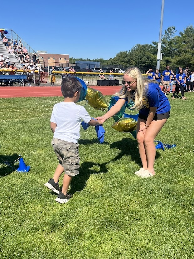 MTSDnews's tweet photo. On the same field where they will soon graduate, members of the Class of 2026 passed the torch to the Class of 2038 one student at a time. Read more about the student-led tradition connecting the district's oldest and youngest learners at https://t.co/SVkGebC16H. https://t.co/AAVttFkknF