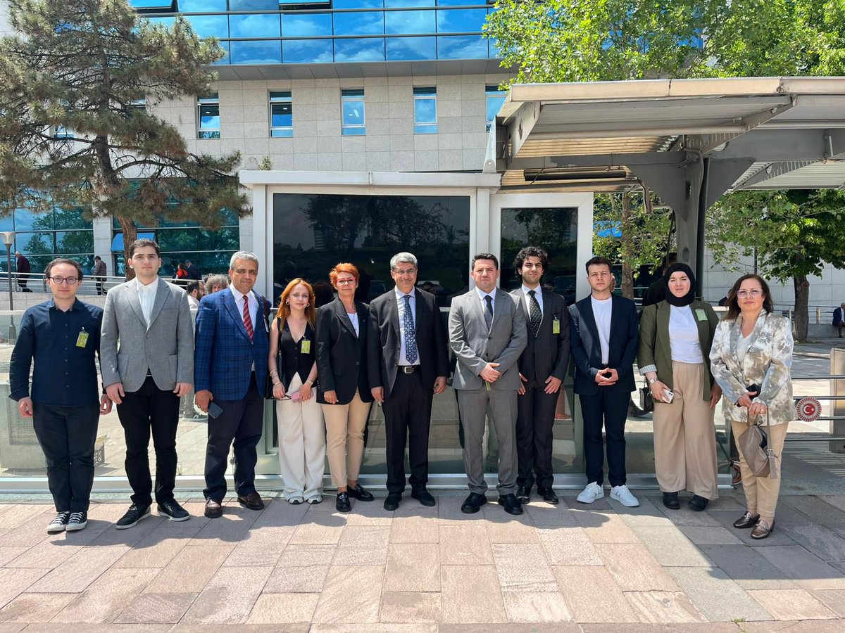 elcinguloren_'s tweet photo. Yeni Yol Grup toplantımızın ardından, Dış Politika Enstitüsü’nden gelen kıymetli gençlerimizi Genel Başkanımız Sn. Ali Babacan, Milletvekillerimiz Sn. İdris Şahin, Sn. Elif Esen, Sn. Mehmet Emin Ekmen ile tanıştırıp, sohbet ettik. 

Gençlerimizin geleceğe dair umutlarını, siyaset ve dış politika konusunda fikirlerini dinledik. Gençliği sadece geleceğin bir parçası değil, bugünün en önemli karar ortaklarından biri olarak görüyoruz. Gençlerimizin ufku ve dinamizmi, ülkemizi çok daha aydınlık yarınlara taşıyacaktır.