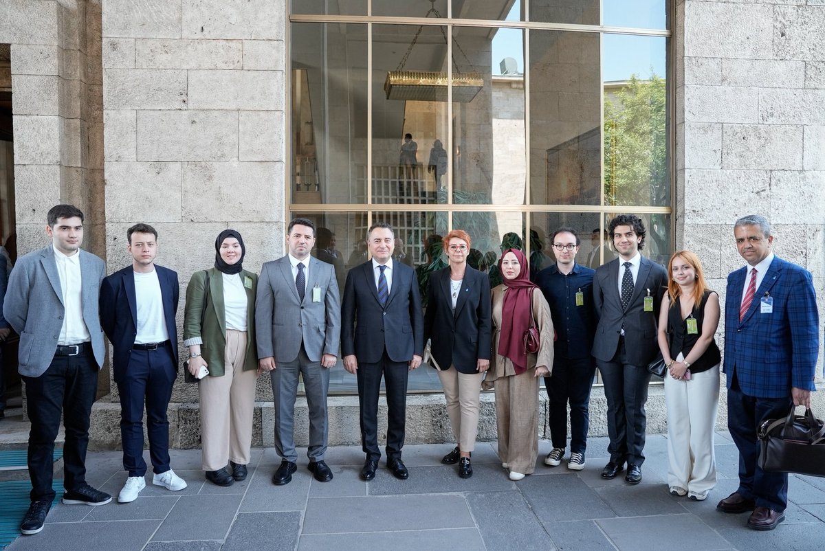 elcinguloren_'s tweet photo. Yeni Yol Grup toplantımızın ardından, Dış Politika Enstitüsü’nden gelen kıymetli gençlerimizi Genel Başkanımız Sn. Ali Babacan, Milletvekillerimiz Sn. İdris Şahin, Sn. Elif Esen, Sn. Mehmet Emin Ekmen ile tanıştırıp, sohbet ettik. 

Gençlerimizin geleceğe dair umutlarını, siyaset ve dış politika konusunda fikirlerini dinledik. Gençliği sadece geleceğin bir parçası değil, bugünün en önemli karar ortaklarından biri olarak görüyoruz. Gençlerimizin ufku ve dinamizmi, ülkemizi çok daha aydınlık yarınlara taşıyacaktır.