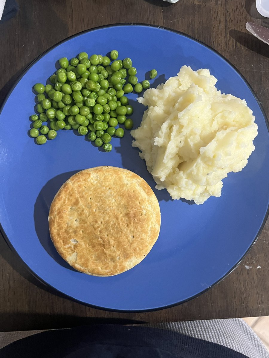 misoframes's tweet photo. dinner of a real man 🫰 i also had a yoghurt bowl today agh https://t.co/amEEYzT6dA