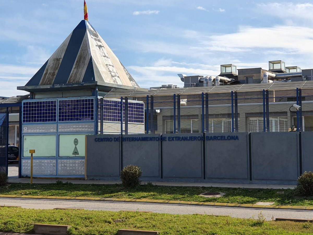 TanquemElsCIE's tweet photo. Les entitats que acompanyem les persones preses en el CIE de Barcelona denunciem que, en ple procés de regularització extraordinària, la violència institucional no cessa.
EXIGIM resposta institucional immediata i investigació dels fets.
#CIEsNo
https://t.co/oIYDfNNHwV https://t.co/9cW9MI2zTi