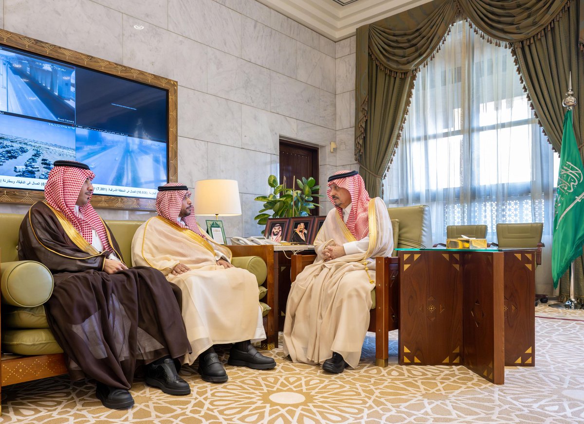 emara_alriyadh's tweet photo. سمو أمير منطقة #الرياض يستقبل مدير فرع وزارة التجارة بالمنطقة. 
https://t.co/KaOWcgpRoC

#إمارة_منطقة_الرياض https://t.co/S82HV0viyQ