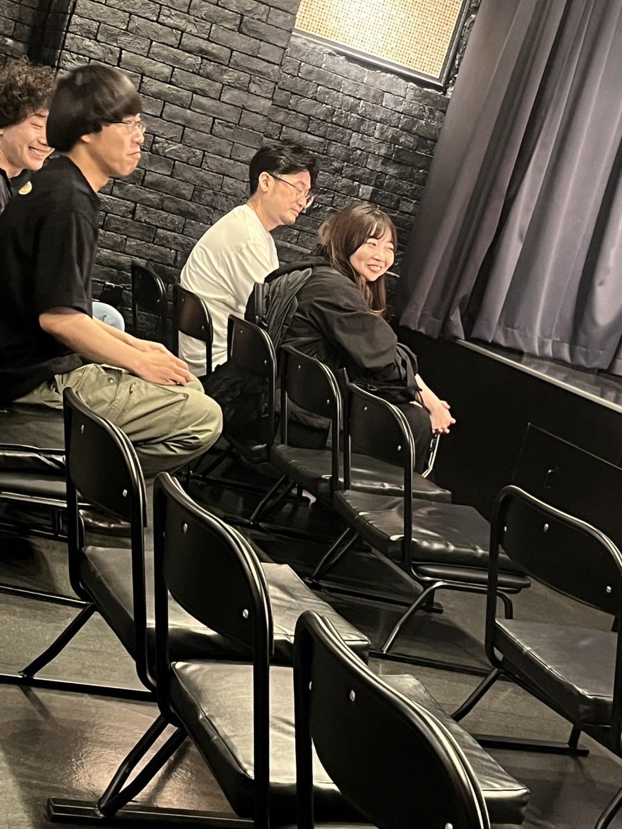 ecd775's tweet photo. ご覧ください。

先月のライブで最下位をとったと分かって、頭の中はそれでいっぱい、ギリギリの表情で総括を聞いている、妖怪上の空顔溶け女の写真がこれです。
あまりのひどさにマネージャーが隠し撮りして送ってくれました。
いいですかみなさん、今月は必ず助けに来てください。約束です。 https://t.co/56koXZwlpw