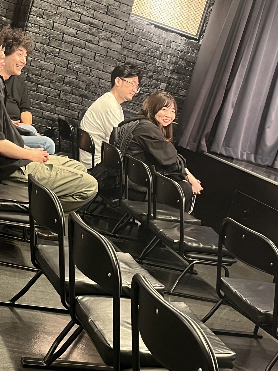 ecd775's tweet photo. ご覧ください。

先月のライブで最下位をとったと分かって、頭の中はそれでいっぱい、ギリギリの表情で総括を聞いている、妖怪上の空顔溶け女の写真がこれです。
あまりのひどさにマネージャーが隠し撮りして送ってくれました。
いいですかみなさん、今月は必ず助けに来てください。約束です。 https://t.co/56koXZwlpw