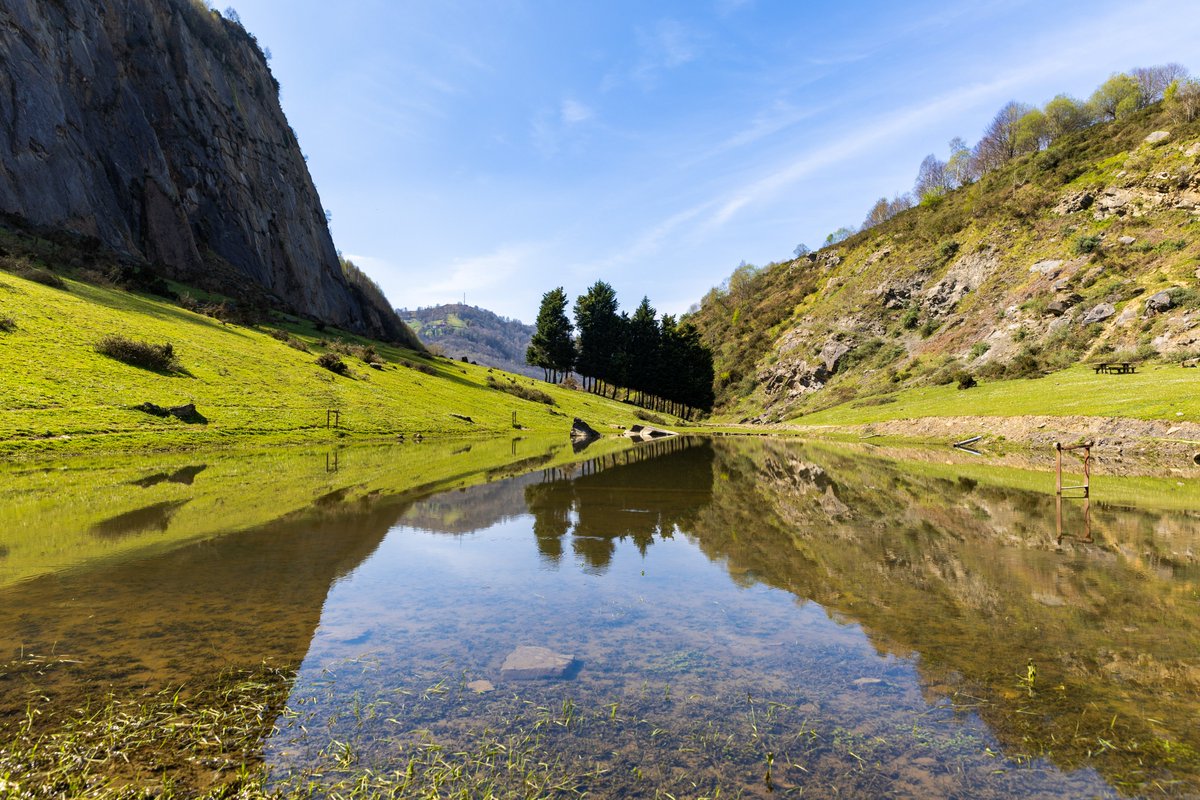 turismcentral's tweet photo. El refugio perfecto para perderse en la naturaleza más pura. 

El Valle L'Abeduriu, en Riosa, es un regalo para los sentidos. Cumbres majestuosas y bosques llenos de vida para reconectar con lo esencial este fin de semana.

#Riosa #MontañaCentral #ElSecretoDeAsturias https://t.co/kmJyWiG7JF