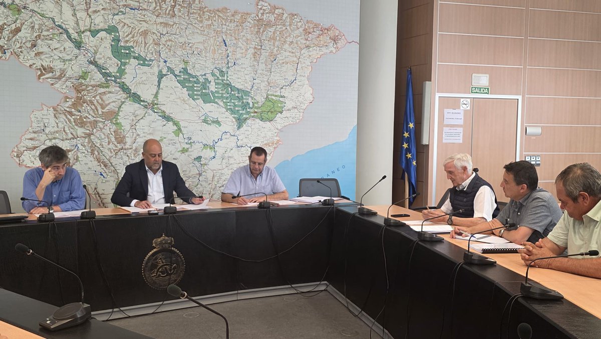 CH_Ebro's tweet photo. Los presidentes @CH_Ebro y de la Comunidad General de Regantes del Canal de Aragón y Cataluña, y sus equipos, mantienen un encuentro de trabajo 
https://t.co/EhB0ASbX0K https://t.co/dLbLZJ3BUR