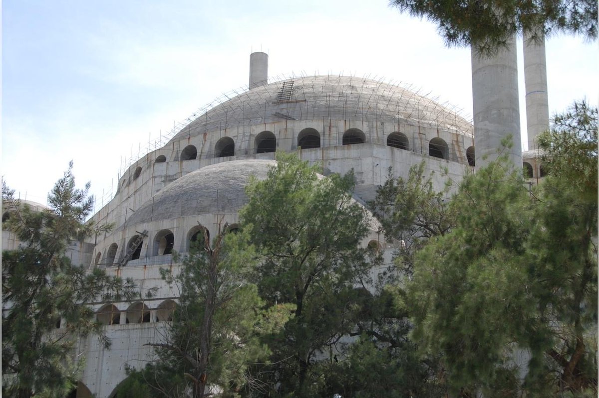 sehzadedemir's tweet photo. İzmir'in gururu olacak Nevvar Salih İşgören Ulu Camii, 9 yıldır kaba inşaat halinde bekliyor!

15.000 kişilik kapasiteyle ve Türkiye'nin en geniş kubbesiyle, Ege'nin en büyük camisi olacak.

Çevresinde gökdelenler yükseldi, insanlar taşındı ama cami 9 yıldır kaba inşaat olarak duruyor.

Diyanet'e devredilen bu projenin neden bitirilmediği merak ediliyor.

Diyanet İşleri Başkanımız başta olmak üzere tüm yetkililerden tek talebimiz; Bu camiye el atmaları ve bu güzelliği İzmir’e kazandırmaları yönündedir. 
@diyanetbasin @DIBSafiArpagus