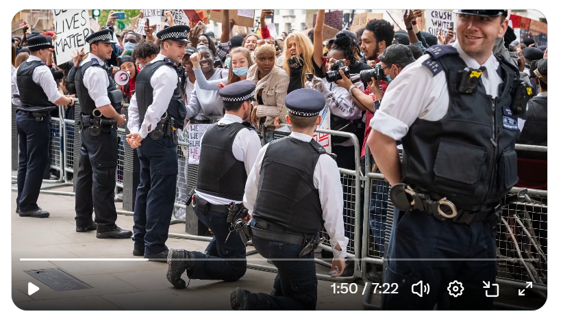 wierdduk's tweet photo. Agenten op de knieën voor George Floyd: beeld van een decadent, delirisch decennium: https://t.co/2ZE1M4e3tS