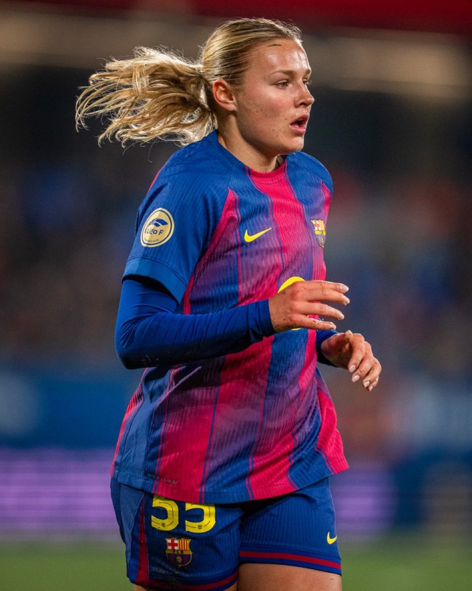 angelbgallardo's tweet photo. Estoy completamente atónito. Una delantera que prometía muchísimo desde su llegada y que llegó a ilusionarme cómo futuro recambio de Pajor. Buenas condiciones físicas, olfato goleador y mucho futuro por delante. Entre esto y lo de Salma, delantera bajo mínimos ahora mismo. https://t.co/NXQVjekAqv