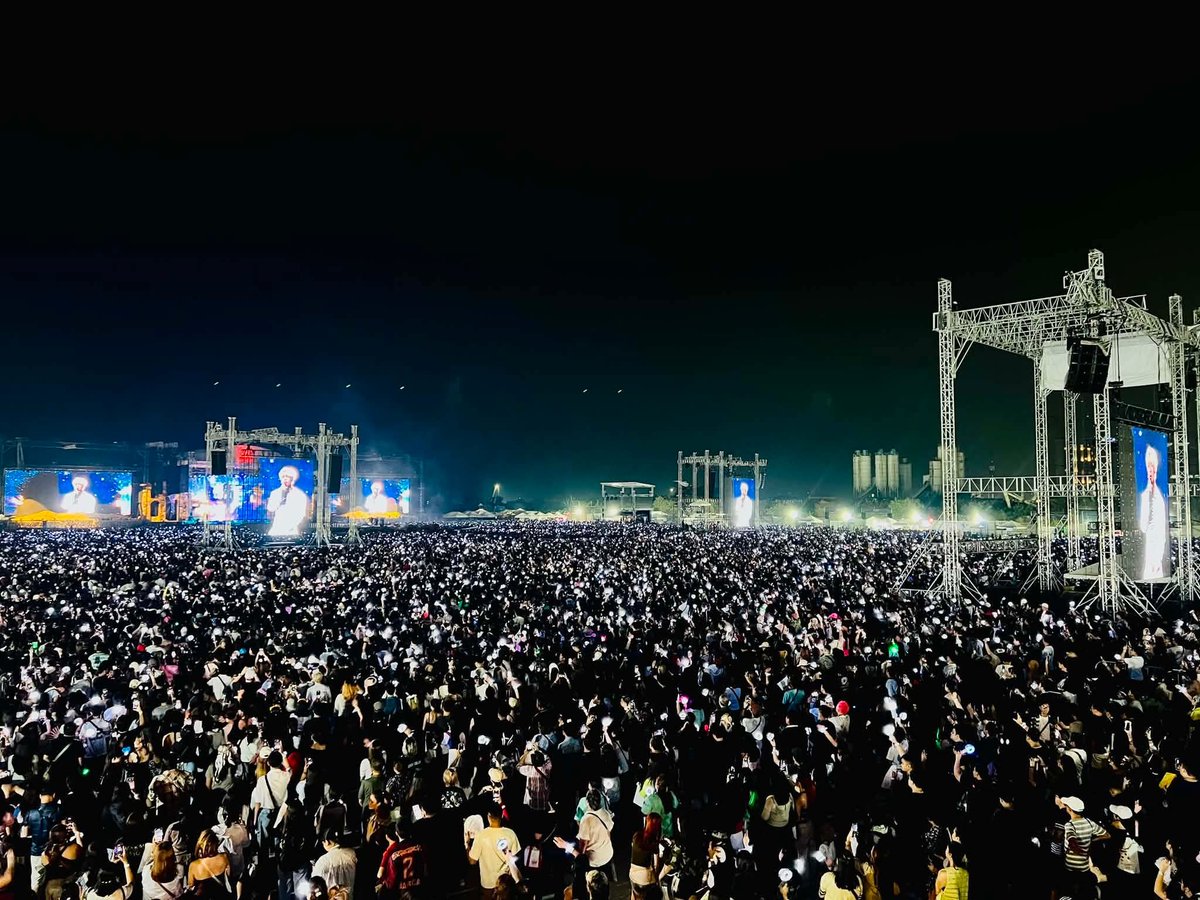 meebaobei1819's tweet photo. SB19 made history by selling out some of the largest venues in the Philippines and internationally, breaking records for a Filipino act. Their monumental "Simula at Wakas" (SAW) World Tour included back-to-back sold-out nights at the 55,000-capacity Philippine Arena and a completely sold-out finale at the SMDC Festival Grounds in Parañaque.

#SB19 @SB19Official