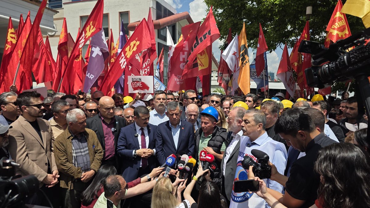 YS_Turkoglu's tweet photo. MADENCİLERİN HAKLI İSYANINA TOPYEKÜN DESTEK VERDİK…

📍Üç bakanlığın garantörlüğünde, kendilerine verilen, “Tüm haklarınız verilecek” sözü yerine getirilmeyen Doruk Madencilik işçilerinin, SSS Yıldızlar Holding’in önündeki eylemine siyasi partilerle birlikte destek verdik. 

📍Pervasız şirketin sahip ve temsilcilerine seslenerek, “86 milyonun gözü önünde gerçekleşen emek gaspına artık bir an önce son verin ve maden emekçilerine yaptığınız bu zulmü bitirin” diye seslendik. 

📍Bazıları maaşlarını, bazılarıysa tazminatını alamayınca 12 Nisan’da Ankara’da eylem başlatan maden emekçileri üç ayrı bakanlık ‘garantör’ olunca 28 Nisan’da eylemlerine son vermişlerdi. 

📍Bağımsız Maden İş Sendikası, 15 Mayıs’a kadar tüm alacakların ödeneceği sözünün tutulmadığını, ödemelerin bayram sonrasına ertelendiğini duyurmuş, işçiler ise 1 Haziran’da Ankara’da yeniden eylem başlatmıştı.

#maden #madenci #Madenemekçisi #BağımsızMadenİş #MadenciDirenişte

@ComezTurhan @eczozgurozel @umitozdag @cenkozatici @bagimsizmadenis