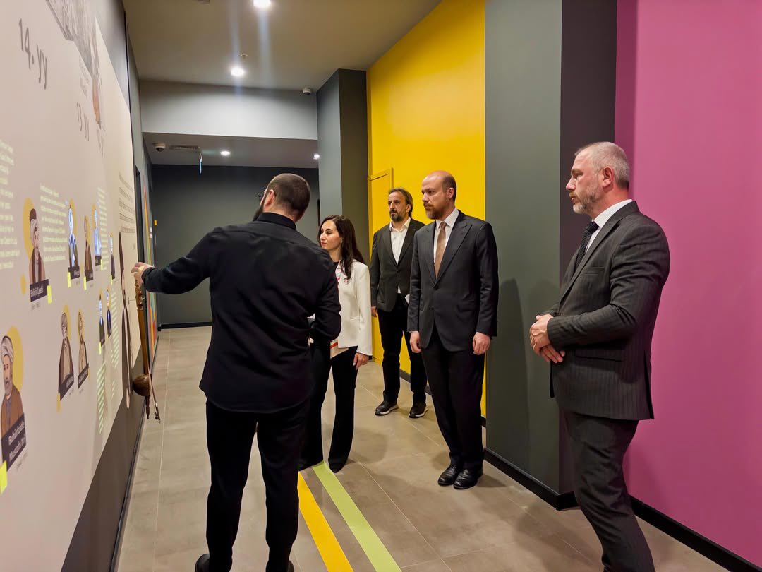 ozlemvgurzel's tweet photo. Kültürümüzün köklerinden geleceğe uzanan bir yolculuk... 🎶

YETEV Mütevelli Heyeti Başkanı Sayın Bilal Erdoğan ile birlikte Palet Türk Müziği İlkokulu’nu ve Türk Müziği Müzesi’ni ziyaret ederek yürütülen kıymetli çalışmaları yerinde inceleme fırsatı bulduk.

Çocuklarımızın kendi kültürünü, musikimizi ve kadim değerlerimizi erken yaşlarda tanıyarak büyümesi, geçmiş ile gelecek arasında güçlü bir bağ kurulması adına son derece kıymetli.

Türk müziğinin zengin mirasını yaşatan ve yeni nesillere aktaran bu anlamlı eğitim modelinde emeği geçen tüm eğitimcilerimize teşekkür ediyorum.