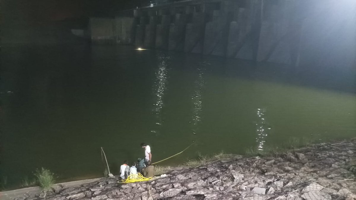 csmrsdelhi's tweet photo. CSMRS Geophysics Team carrying out underwater scanning of the Energy Dissipation Arrangement of Maudaha Dam using Underwater Remote Operated Vehicle to assess subsurface conditions. This underwater scanning is being carried out with advanced sensors to obtain subsurface profiles.

#Ministry_of_jal_shakti  #CSMRS #UttarPradesh #DamSafety #UnderwaterSurvey #MaudahaDam