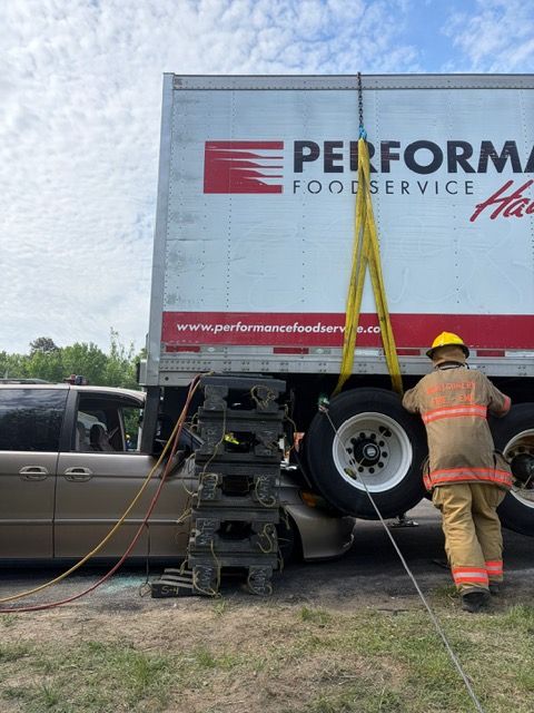 BCCRS's tweet photo. Last weekend, Bethesda-Chevy Chase Rescue Squad and Earleigh Heights Volunteer Fire Company @EHVFC co-sponsored a weekend training session taught by Mid-Atlantic Technical Rescue. Firefighters trained in how to extricate patients from complex heavy rescue scenarios.  
Read less https://t.co/8Dn2QlrMS4