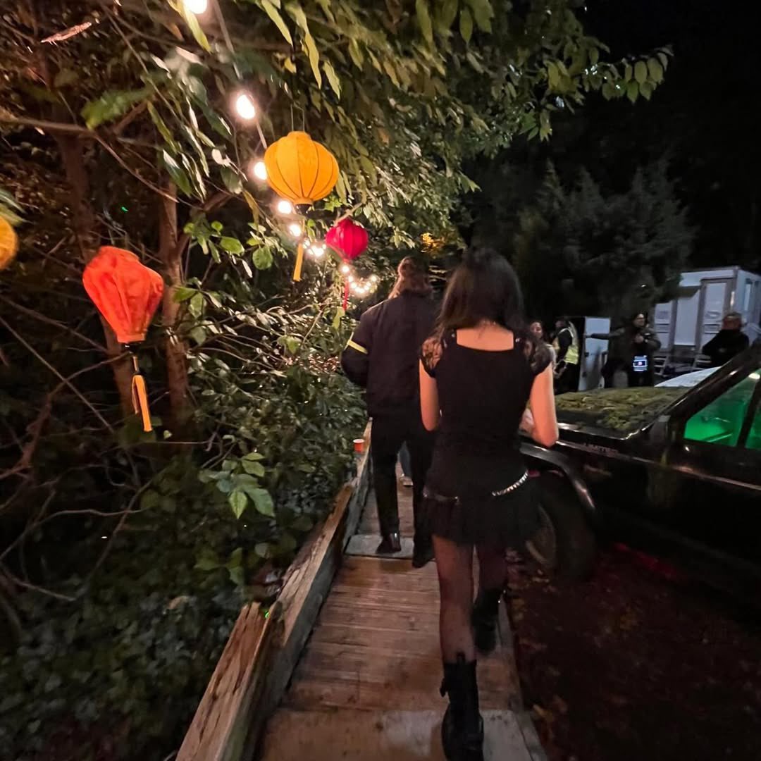 herinsites's tweet photo. [230526] INSTAGRAM UPDATE

“Representing all the goths in Manneh 🖤👩‍🎤🤘🎸

Finding Emily is now in cinema’s 📧 !!!!”

#HERIN #헤린 #서헤린 https://t.co/KX9kUiQ6JQ