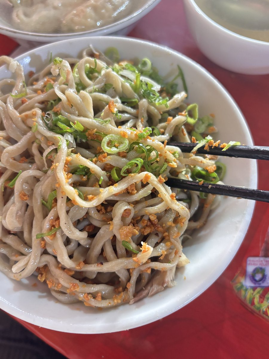 ipanaexplorer's tweet photo. Seminggu sekali boleh kuhadapi grogol hanya untuk bakmi alung. Kalo ke sini cuma tambahin daun bawang sama bawang goreng aja ga pake bumbu lain 🫶🏻 https://t.co/z32AgUMRxX