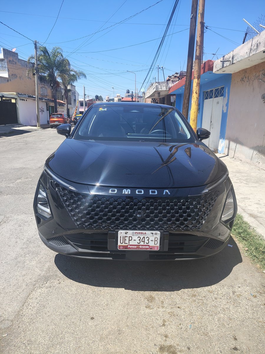 LaPaginaNegraMX's tweet photo. #ReporteNEGRO 🚨 Un conductor de DiDi fue asaltado por tres pasajeros durante un viaje en la zona del cerro de La Paz en #Puebla. Los delincuentes le robaron sus pertenencias, la camioneta Omoda C5, con placas UEP343B, lo amarraron y lo abandonaron abajo del puente de Clavijero. La víctima pide el apoyo de la ciudadanía para recuperar su fuente de ingresos.

Vía: @JEmmanuelLima