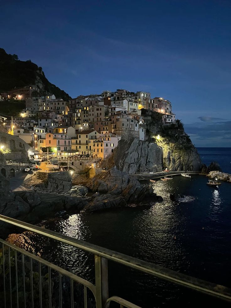 naturehealyou's tweet photo. italy at night https://t.co/XfI7b4TezV