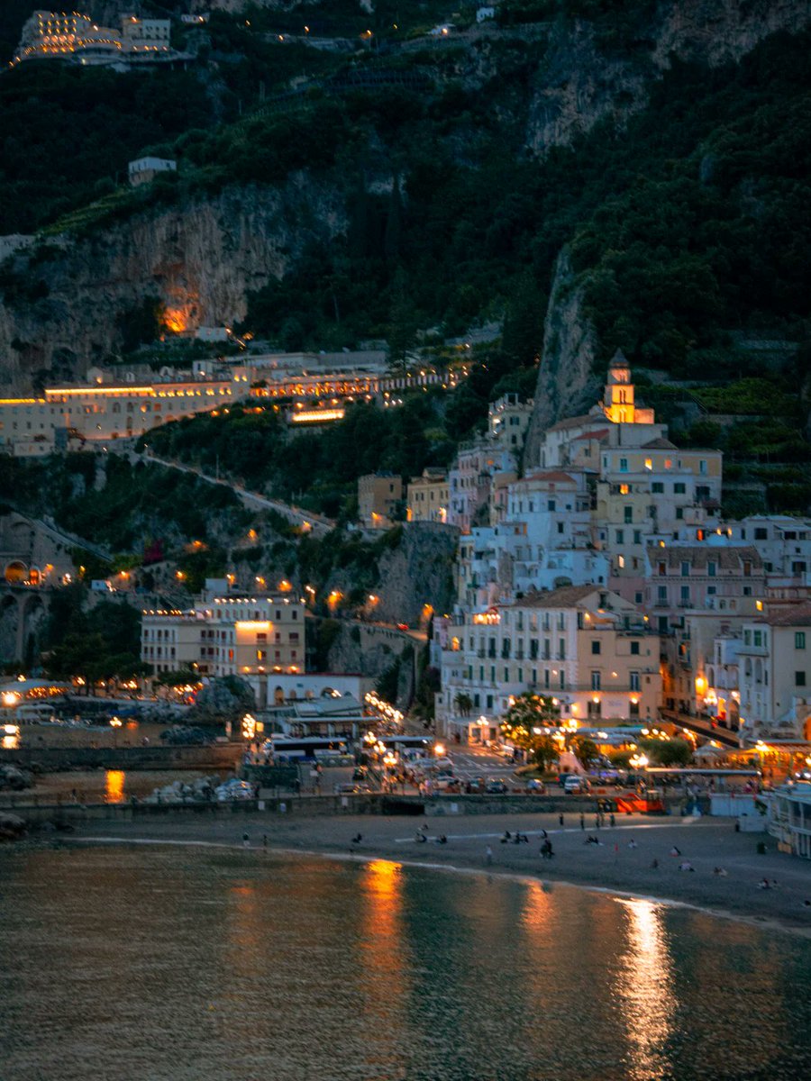 TravelBucketX's tweet photo. Stunning night view of Positano 🇮🇹 https://t.co/YSbSdVaLTL
