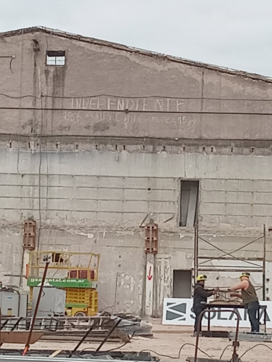 calcomaniac's tweet photo. @MartinchoRoldan La historia de Independiente en todos lados,demolicion Tienda los Gallegos Mar del Plata,cartel fijado en pared lindante,en el año 1984 https://t.co/YUg4CVWWLh