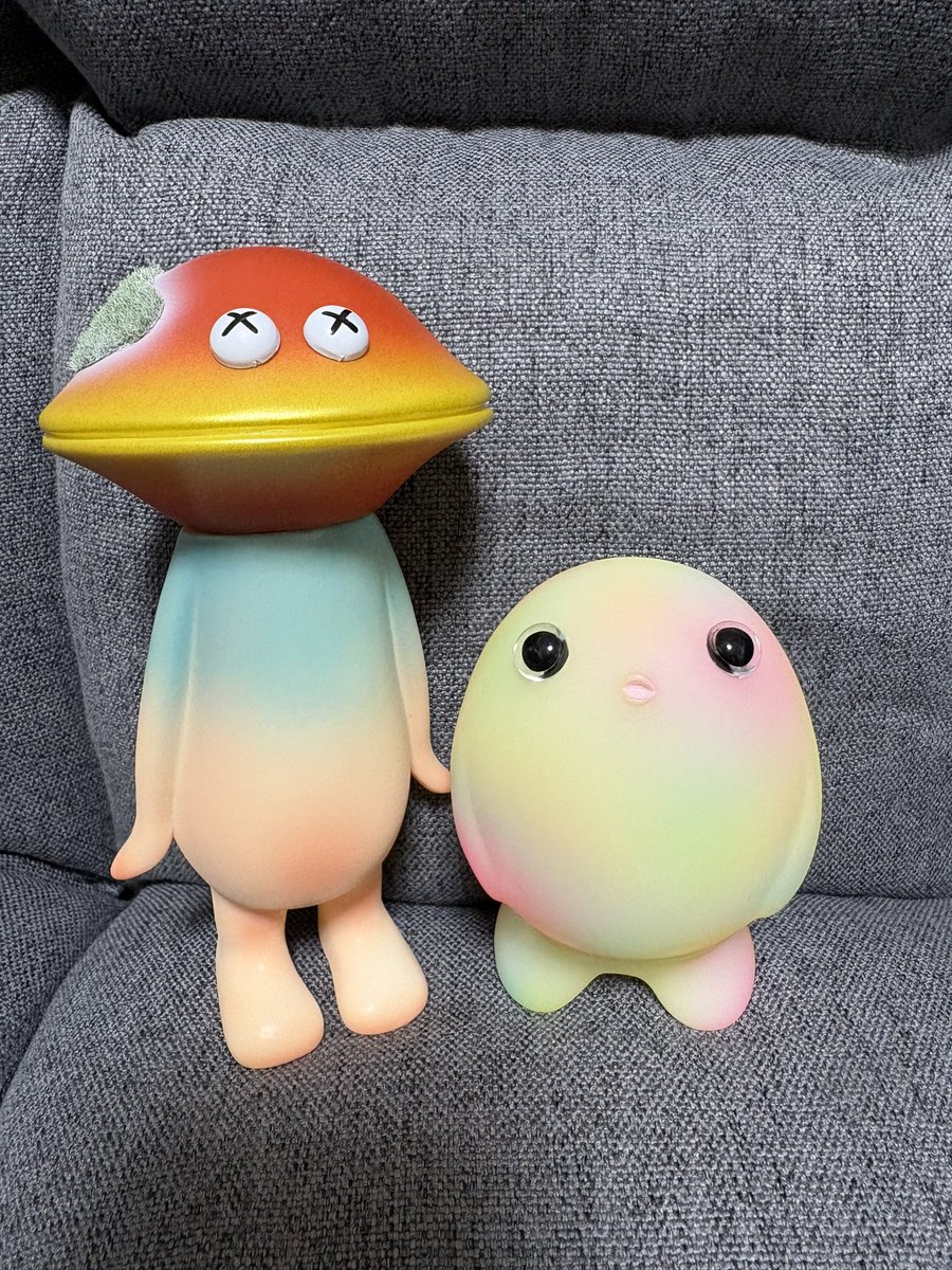 Chatterphone2's tweet photo. カビドラとギョキンちゃんわたあめグロウ（蓄光）が届きました！カビドラの後ろ姿可愛い！ギョキンちゃんは桃ドラと一緒に光ってます💡 https://t.co/4iCS4ShiBd