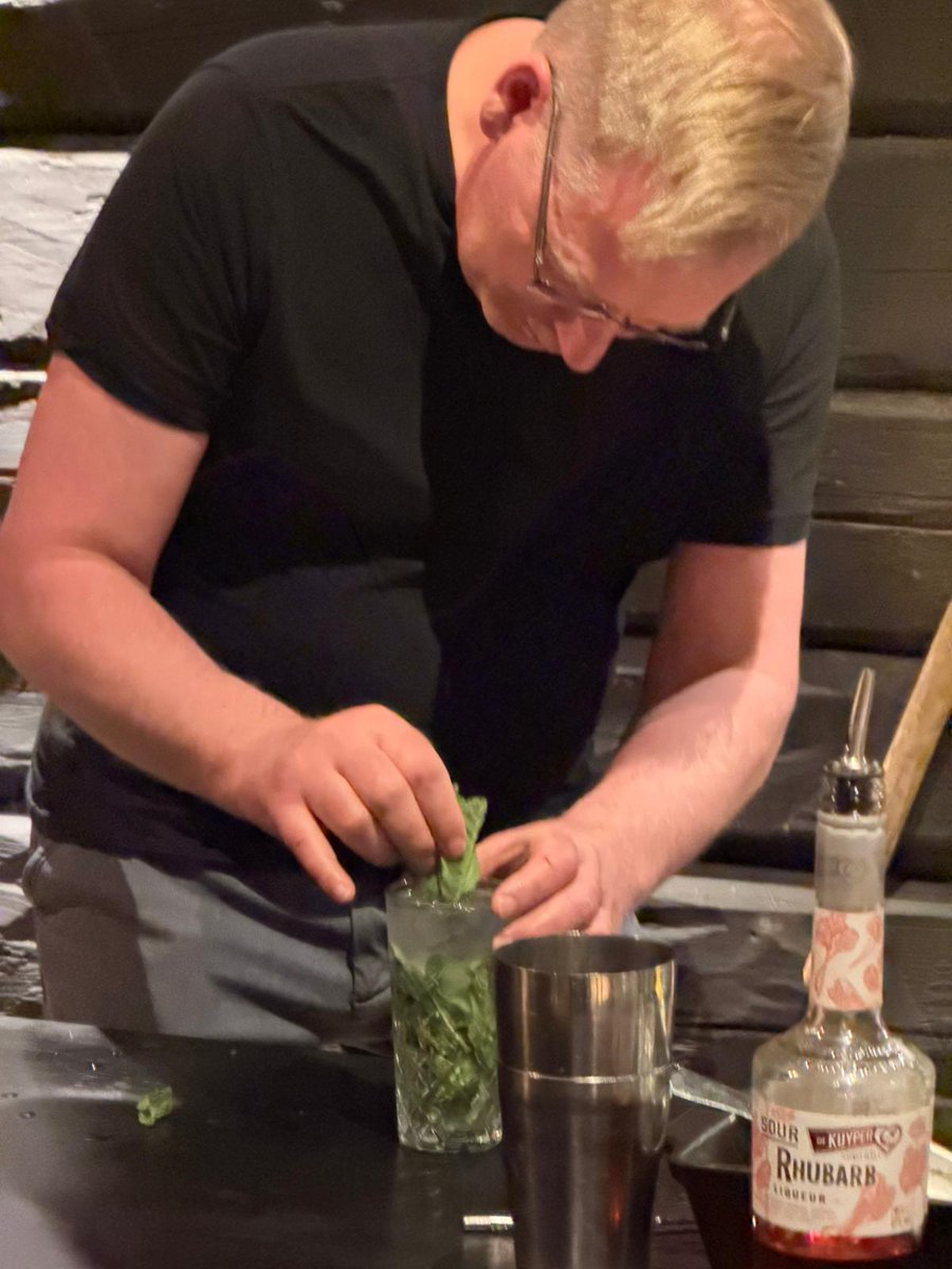 alatjon's tweet photo. Sivubisneksen kesäkauden avajaiset ja drinkkikoulu 🍸

Ny osaan tehä mohiton ja daiquirin 🥳 https://t.co/s96X3USALB