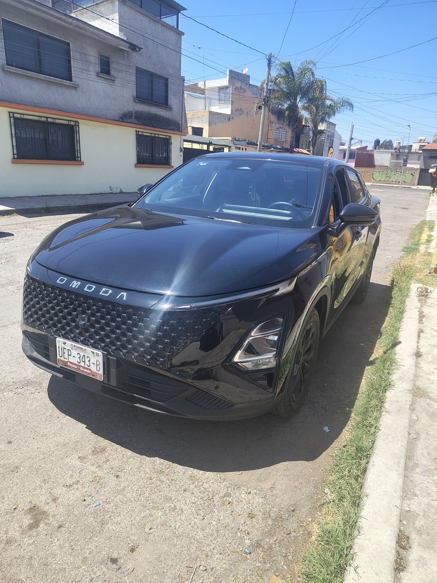 LaPaginaNegraMX's tweet photo. #ReporteNEGRO 🚨 Un conductor de DiDi fue asaltado por tres pasajeros durante un viaje en la zona del cerro de La Paz en #Puebla. Los delincuentes le robaron sus pertenencias, la camioneta Omoda C5, con placas UEP343B, lo amarraron y lo abandonaron abajo del puente de Clavijero. La víctima pide el apoyo de la ciudadanía para recuperar su fuente de ingresos.

Vía: @JEmmanuelLima