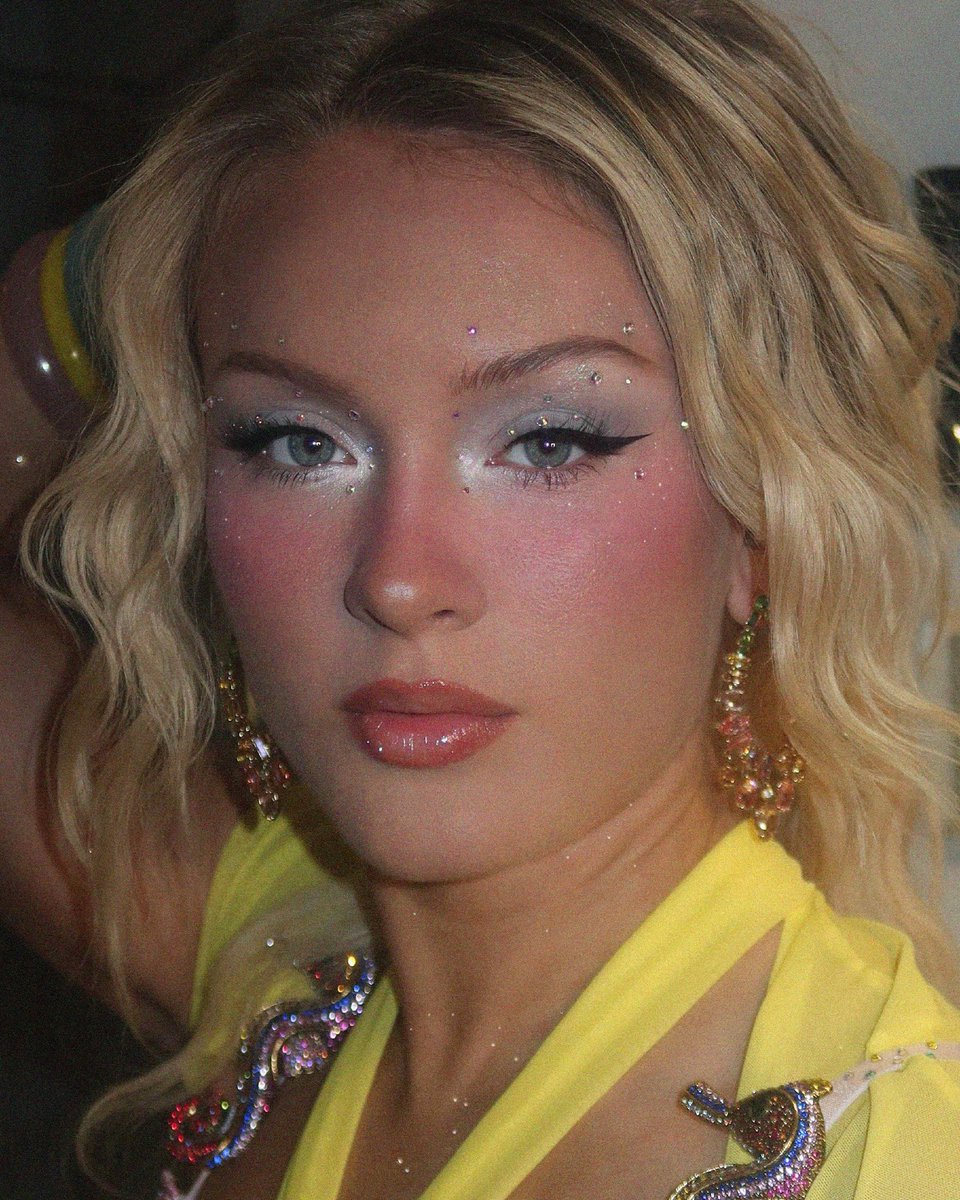 Updates Zara Larsson tweet media