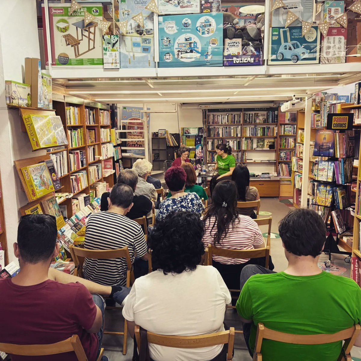 BibianaCollado's tweet photo. GANDIA 

Moltíssimes gràcies a @AmbraLlibres per acollir a 🌿Marcelino🌾

I ara... ¡a la manifestació! 💚✏️. https://t.co/cmptZhneFL